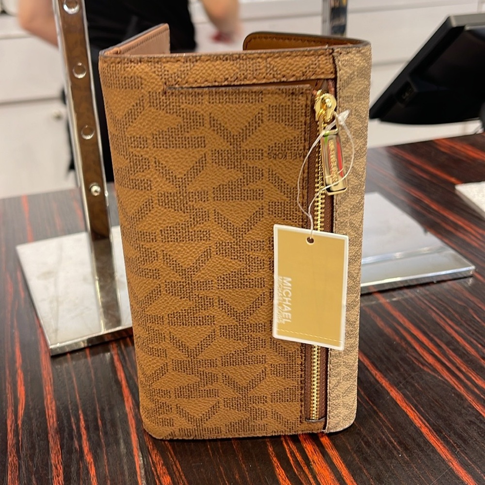 Michael Kors Jet Set Large Signature Logo Tri-Fold Wallet
Camel Multi 
NWT - Picture 14 of 16